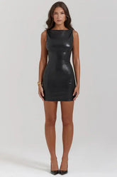 فستان جلدي قصير باللون الأسود