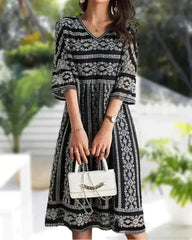 فستان مطبوع برقبة على شكل حرف V