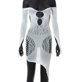 فستان قصير من القماش الشبكي بفتحة على الكتفين في مركز الأضواء