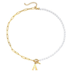 قلادة بحروف أولية نصف لؤلؤة ونصف مشبك ورق