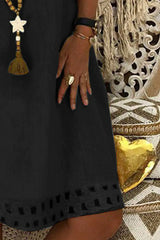 فستان أسود متوسط الطول بفتحة رقبة على شكل حرف V