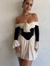 فستان قصير مكشوف الكتفين بتصميم مرقع عصري