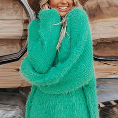 امرأة تحيك سترة