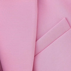 سترة عصرية قصيرة ذات زر واحد باللون الوردي