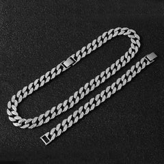 قلادات وساعات وأساور مجوهرات