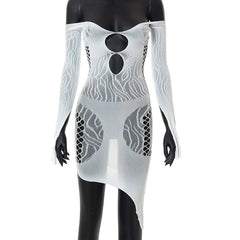 فستان قصير من القماش الشبكي بفتحة على الكتفين في مركز الأضواء