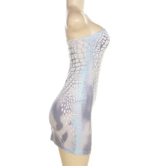 فستان قصير بدون حمالات من خلال الشقوق