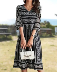 فستان مطبوع برقبة على شكل حرف V