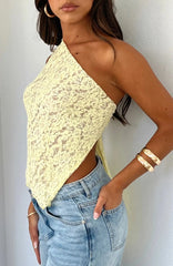 بلوزة قصيرة مكشوفة الأكتاف ومزينة بالزهور