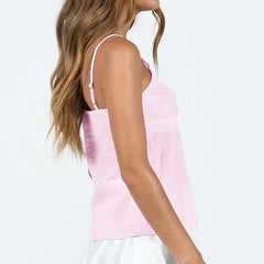 بلوزة قصيرة وردية اللون مزينة بقطع من الدانتيل