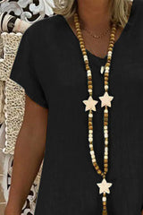 فستان أسود متوسط الطول بفتحة رقبة على شكل حرف V