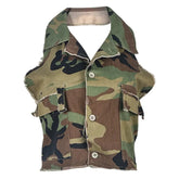 دبابة قصيرة مفتوحة النار بتصميم مموه وممزق