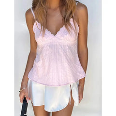 بلوزة قصيرة وردية اللون مزينة بقطع من الدانتيل