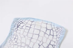 فستان قصير بدون حمالات من خلال الشقوق