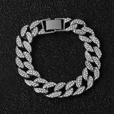 قلادات وساعات وأساور مجوهرات