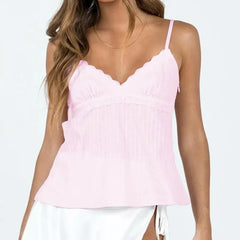 بلوزة قصيرة وردية اللون مزينة بقطع من الدانتيل