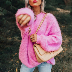 امرأة تحيك سترة