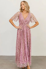 فستان ماكسي وردي منقوش بفتحة رقبة على شكل حرف V