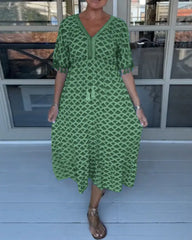 فستان كاجوال بفتحة رقبة على شكل حرف V