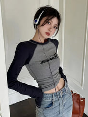 تي شيرت ضيق بأكمام طويلة بألوان متباينة