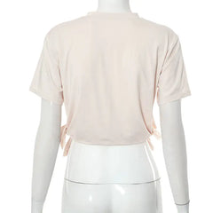 بلوزة قصيرة بطبعة جرافيكية وفتحة رقبة على شكل حرف V