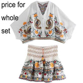 فستان مطرز بالزهور مستوحى من أسلوب بوهو