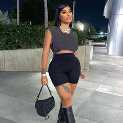 قميص داخلي بطبعة جرافيكية لامعة من قسم المعرض