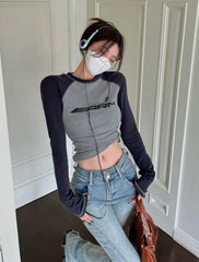 تي شيرت ضيق بأكمام طويلة بألوان متباينة