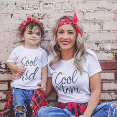 قمصان قصيرة الأكمام متطابقة للأم والطفل تحمل عبارة "Cool Mom" و"Cool Kid"