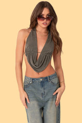 قمصان بدون أكمام بفتحة رقبة على شكل حرف V