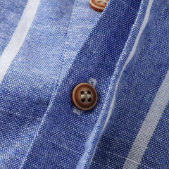 قميص مخطط بأكمام قصيرة باللون الأزرق