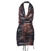 فستان قصير مفتوح الظهر بفتحة رقبة على شكل حرف V