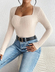 بلوزة بيج سادة برقبة مربعة ومزينة بكشكشة