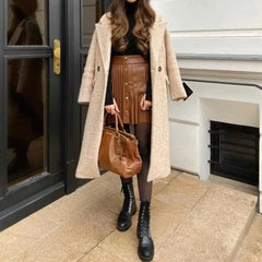 تنورة صغيرة من الجلد الصناعي مع أزرار مطوية