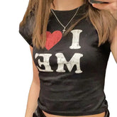 تي شيرت مطبوع عليه عبارة "أنا أحب نفسي"