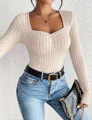 بلوزة بيج سادة برقبة مربعة ومزينة بكشكشة