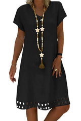 فستان أسود متوسط الطول بفتحة رقبة على شكل حرف V