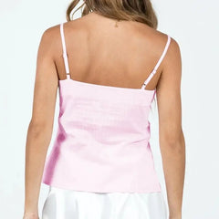 بلوزة قصيرة وردية اللون مزينة بقطع من الدانتيل