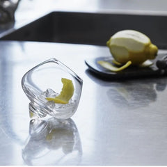 كأس الويسكي الشفاف