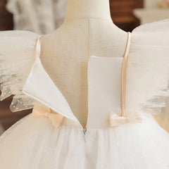 فستان معمودية الطفل باللون الأبيض: أكمام مكشكشة