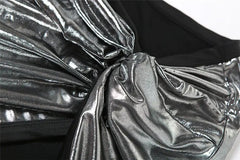 تذكرني طقم تنورة قصيرة بجسم معدني ملتوي من الأمام