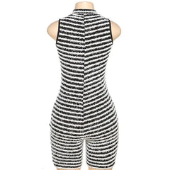 رومبر بسحاب أمامي باللون الأبيض