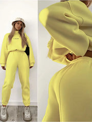 طقم سويت شيرت نسائي بطبعة حروف أنيقة