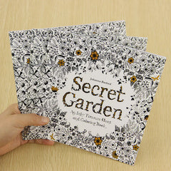 كتاب تلوين استكشاف بلاد العجائب المرسوم يدويًا