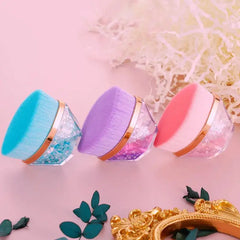 فرشاة طلاء الأظافر باللون البنفسجي اللامع