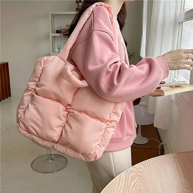 حقيبة كتف نسائية مبطنة بتصميم مربعات