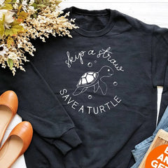 سويت شيرت هاراجوكو للنساء مطبوع عليه عبارة Skip A Straw Save A Turtle