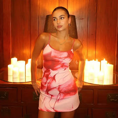 فستان قصير بحزام سباغيتي وطبعة حبر حمراء عشوائية