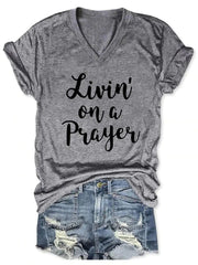 قميص نسائي بفتحة رقبة على شكل حرف V مكتوب عليه Livin' On A Prayer