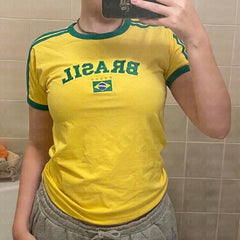 بلوزة قصيرة نسائية جميلة مطرزة بحروف على الطراز القوطي